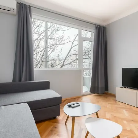 Style Meets Charm One Bedroom In Downtown Daire Sofya